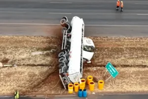 BR-020 fecha após tombamento de carreta em Planaltina