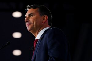 Flávio admite erro sobre pós-graduação inexistente