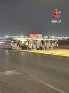 Carreta com combustível tomba em Planaltina