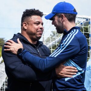 Pezzolano brinca na coletiva e manda abraço para Ronaldo