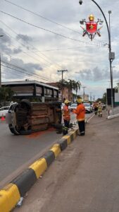 Carro capota em Samambaia; motorista sai ileso