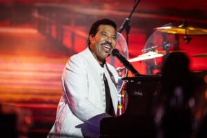 Lionel Richie se submete a procedimento cardíaco