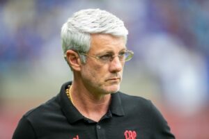 Odair lamenta desfalques e fragilidade em bolas paradas