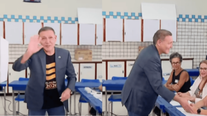 Kassio Nunes vota em Brasília e apela por eleição tranquila