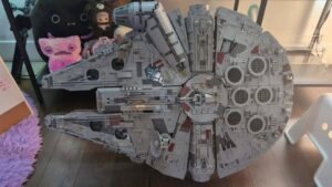 Fã compra Millennium Falcon LEGO e descobre falta massiva