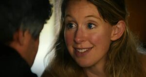 Documentário sobre Elizabeth Holmes chega aos cinemas